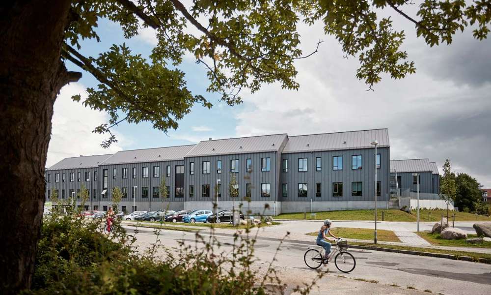 Ein mit Stahl verkleidetes und geschütztes Demenzpflegeheim, DemensCentrum Aarhus – Skovvang, Skovvangsvej 97–99, 8200 Aarhus, Dänemark